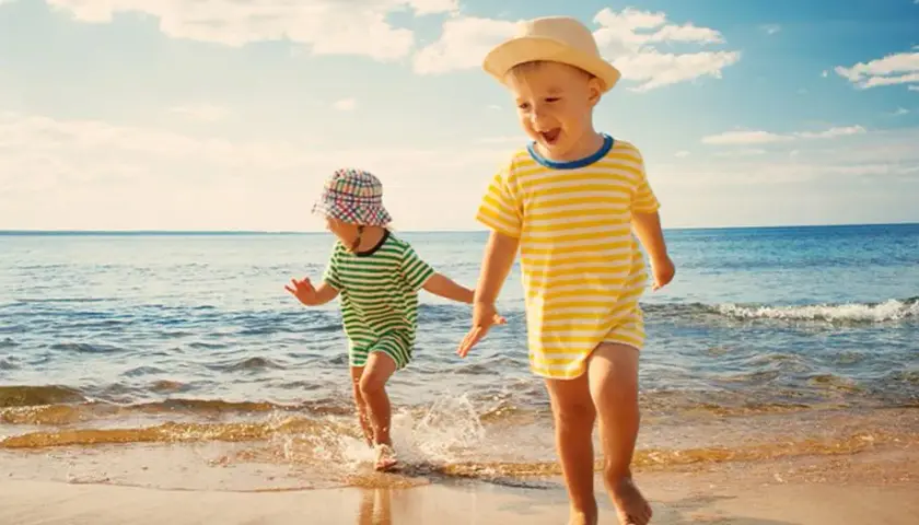Jak ubrać dziecko na plażę i skutecznie chronić przed słońcem: 8 zasad