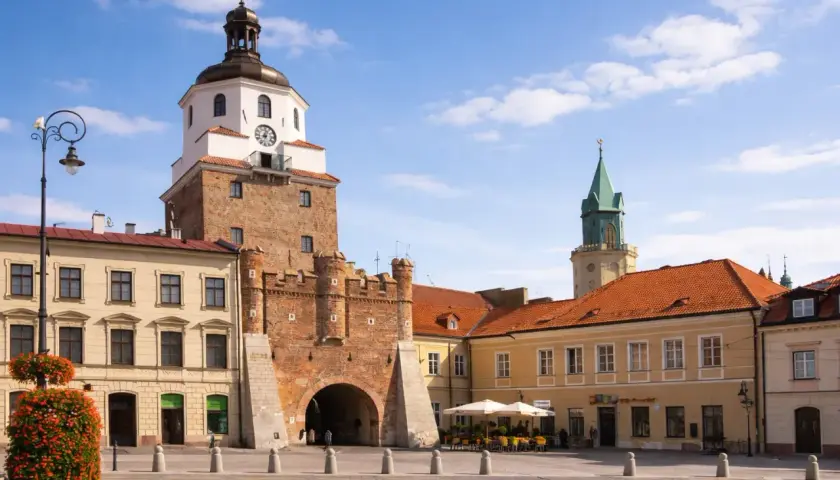 Brama Krakowska i Rynek Starego Miasta w Lublinie – piękne atrakcje Lublin, idealne na spacer.