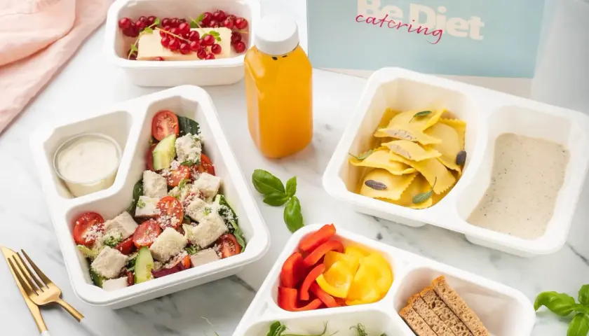 Pyszne posiłki z BeDiet catering – idealna dieta pudełkowa Wejherowo. Sałatka, ravioli, deser i sok.