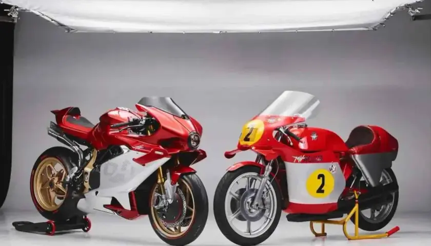 Dos motos MV Agusta, una moderna y otra clásica de competición, listas para la acción en el mundo MV Agusta MotoGP.