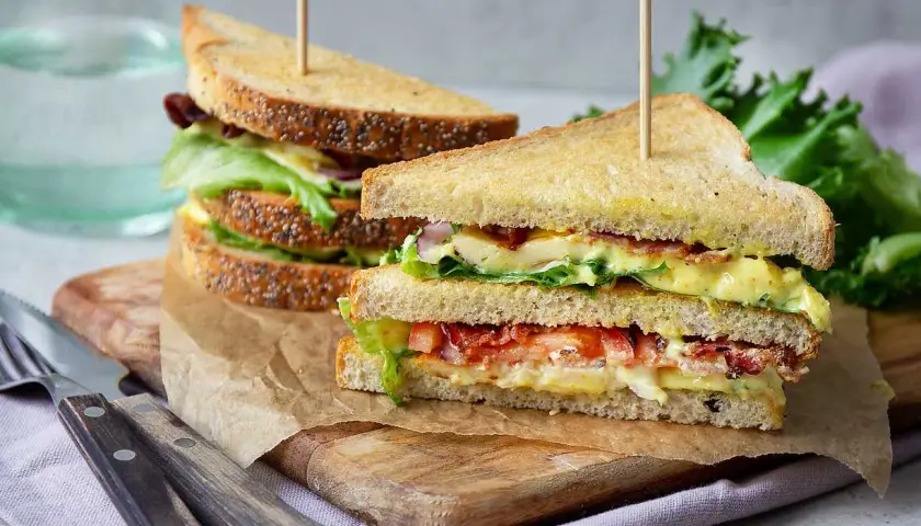 En saftig club sandwich halloumi med krispigt bacon, tomat och sallad. Perfekt för en lunch!