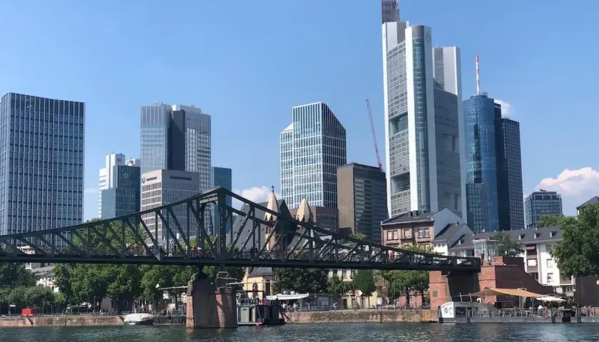 Skyline von Frankfurt mit dem Eisernen Steg und dem Main. Perfekt für Sightseeing Frankfurt.
