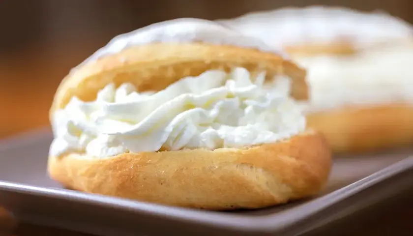 Dolci soffici ripieni di panna montata, un'idea golosa su cosa fare con la panna da montare.