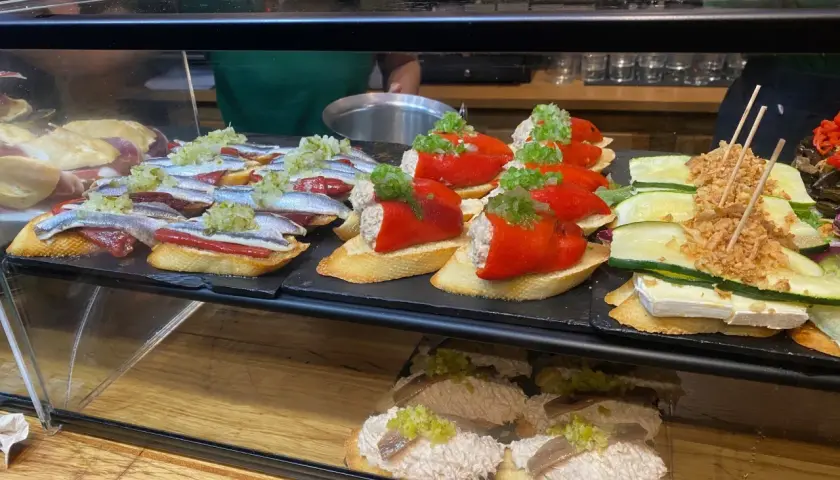 Leckere Tapas in Barcelona: Sardinen auf Brot, gefüllte Paprika und Zucchini-Käse-Häppchen. Perfekt für deine kulinarischen Barcelona Tipps!