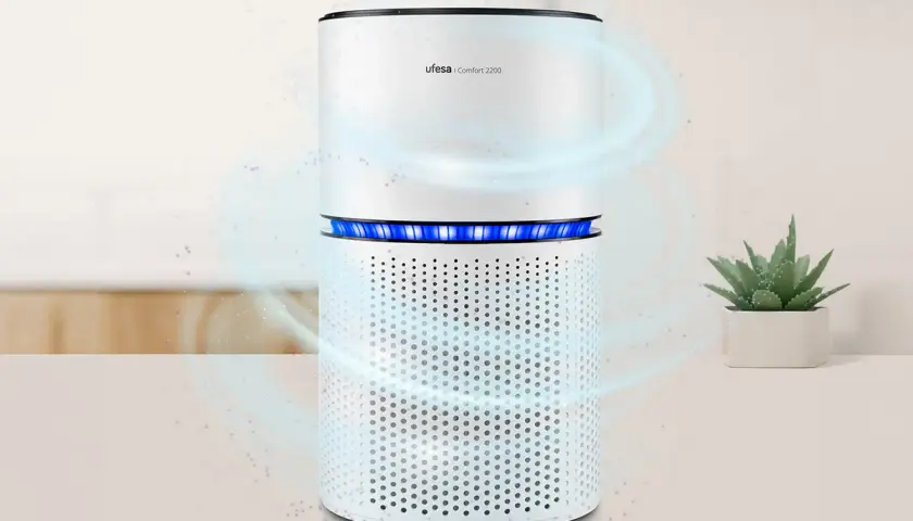 Purificador de aire Ufesa Comfort 2200 con luces azules, ideal para purificar el aire y crear un ambiente fresco y saludable en tu hogar.