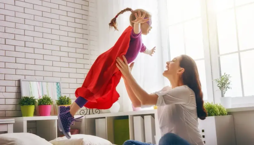 Mama rzuca córkę w stroju superbohaterki. To są babciowe dla kogo? Dla małych odkrywców!