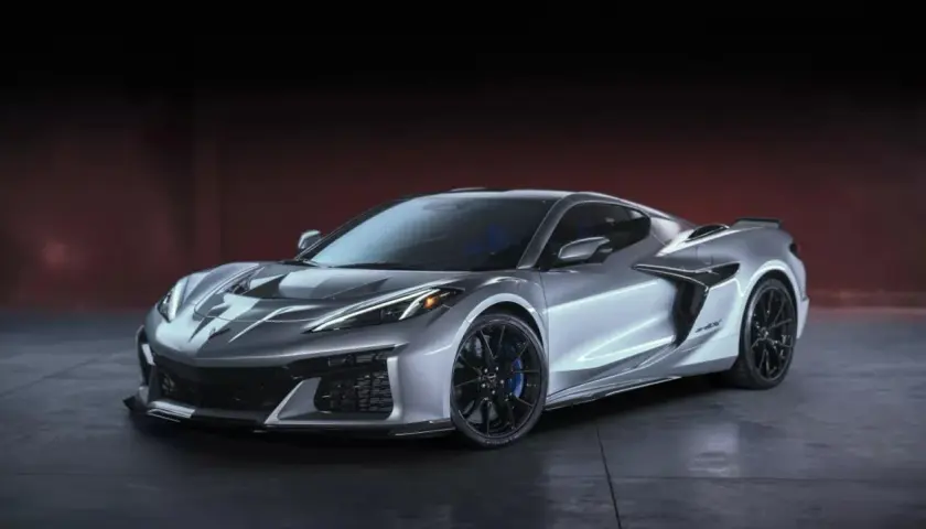Chevrolet Corvette plateado, un deportivo de ensueño con líneas agresivas y ruedas negras, listo para la velocidad.