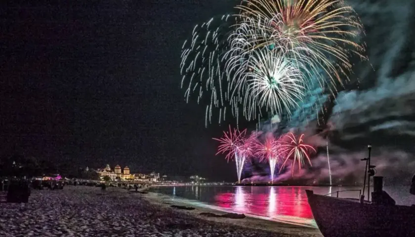 Spektakuläres Feuerwerk über dem Strand von Binz. Ein unvergesslicher Silvesterabend am Meer.