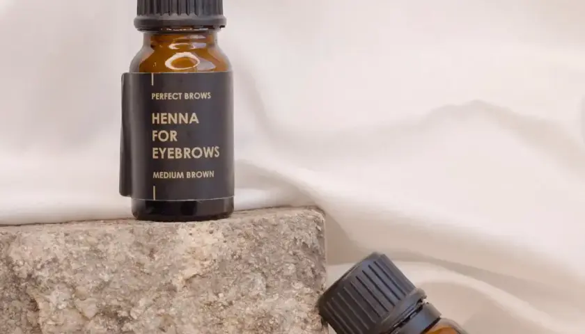 Henna do brwi w odcieniu średniego brązu, idealna dla przyszłych mam. Delikatna formuła dla pięknych brwi w ciąży.
