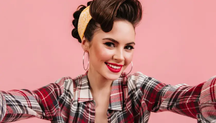 Styl pin up: fascynująca podróż przez złotą erę mody i stylu glamour