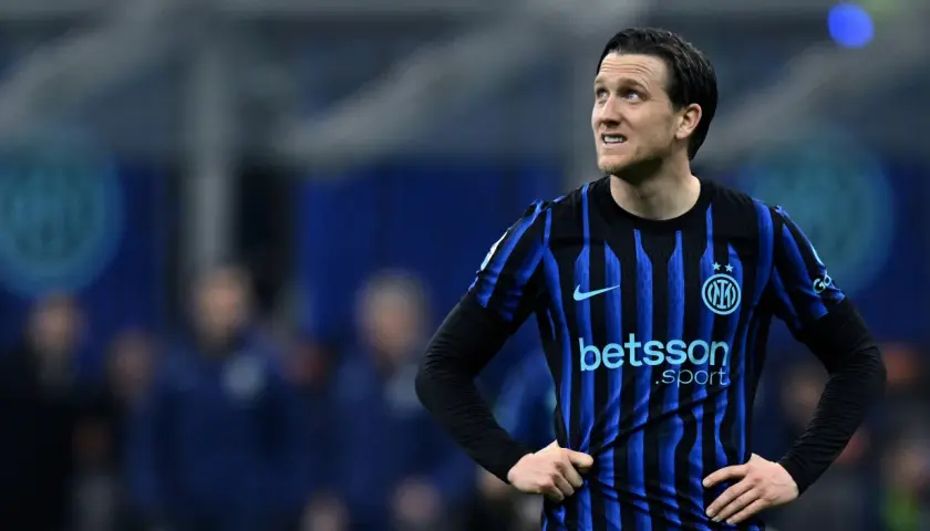 Piłkarz Interu Mediolan w czarno-niebieskiej koszulce, gotowy do meczu składy: Inter Mediolan – AS Roma.