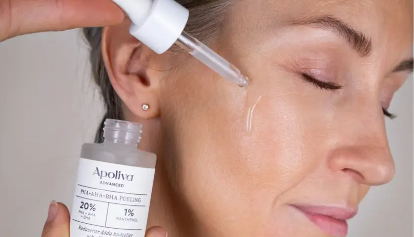 En droppe peeling med glykolsyra appliceras på huden. Produkten från Apoliva Advanced innehåller PHA, AHA och BHA för hudvård.