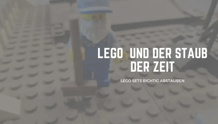 Ein Lego-Männchen mit Besen steht vor dem Text "LEGO UND DER STAUB DER ZEIT". Es ist Zeit, die Lego-Sets richtig zu entstauben.