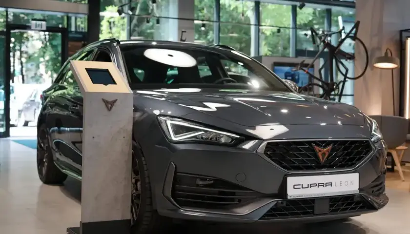 Szary Cupra Leon w salonie. To nie są konie mechaniczne skrót, to potężny samochód.