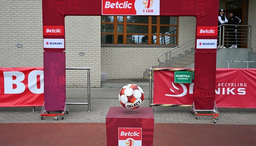 Piłkarska brama z logo Betclic i 1 Ligi, symbolizująca początek sezonu, kiedy rusza ekstraklasa.