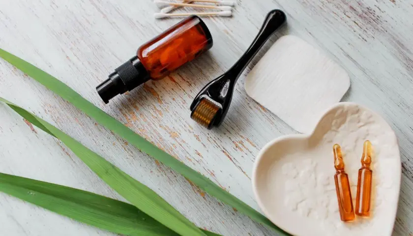 Zestaw do pielęgnacji: serum z **retinolem**, roller, ampułki i waciki. Skóra odzyska blask!