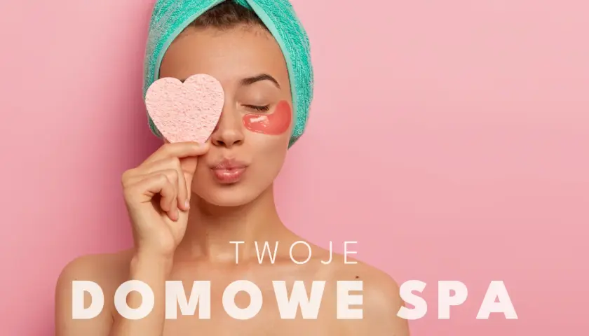 Kobieta z ręcznikiem na głowie i płatkami pod oczy, trzymająca serduszko. Czas na Twoje domowe spa.
