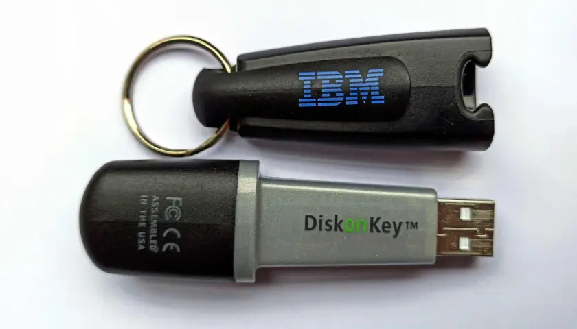 Ein IBM DiskOnKey-USB-Stick, der zeigt, seit wann es USB-Sticks gibt.