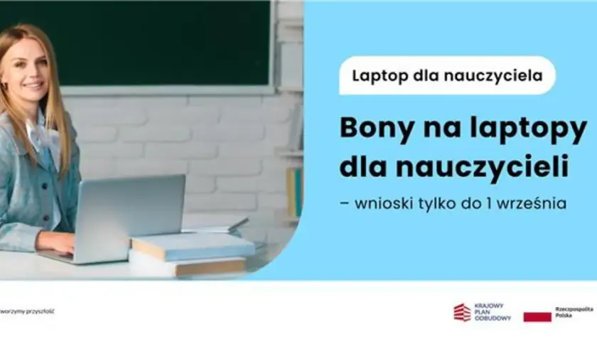 Uśmiechnięta nauczycielka przy biurku z laptopem. Program "Bony na laptopy dla nauczycieli" wspiera edukację.