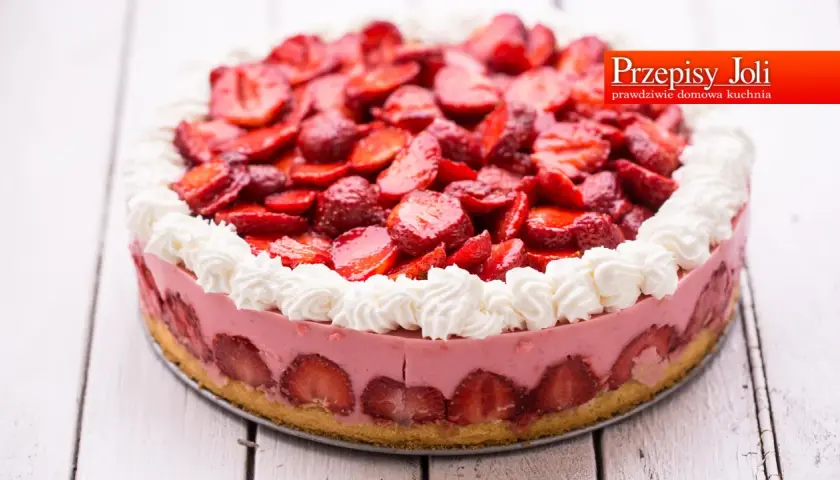 Pyszny tort truskawkowy z bitą śmietaną, idealny przepis na lato.