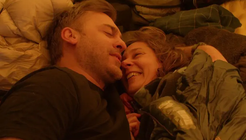 Para zakochanych w śpiworach, czułe spojrzenia i uśmiechy. Ten moment przypomina scenę z filmu "Zapach miłości".