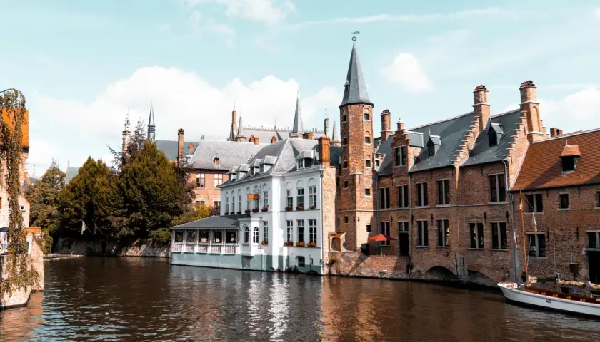 Bruggia, miasto kanałów, gdzie budynki odbijają się w wodzie. Czy Belgia ma dostęp do morza? Tak, przez port w Ostendzie.