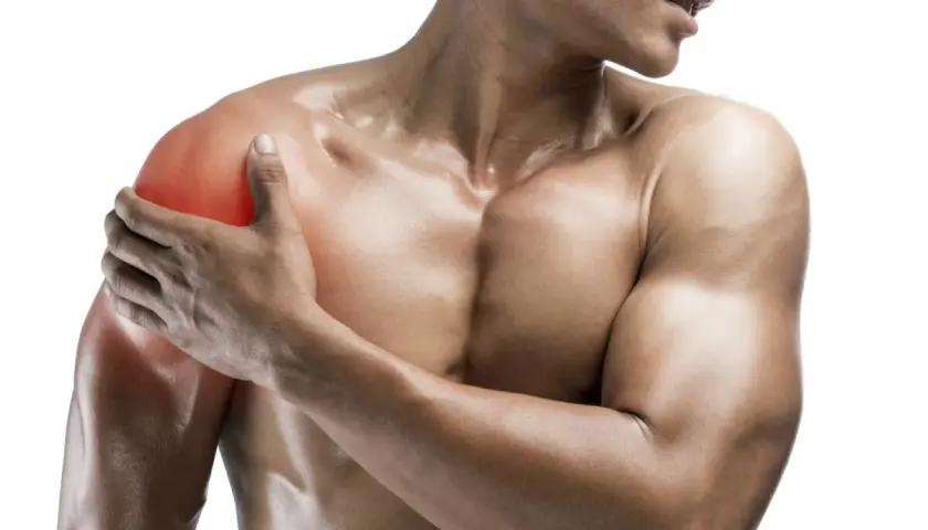 Uomo con dolore alla spalla, evidenziato in rosso. Scopri i rimedi naturali per la tendinite al braccio.