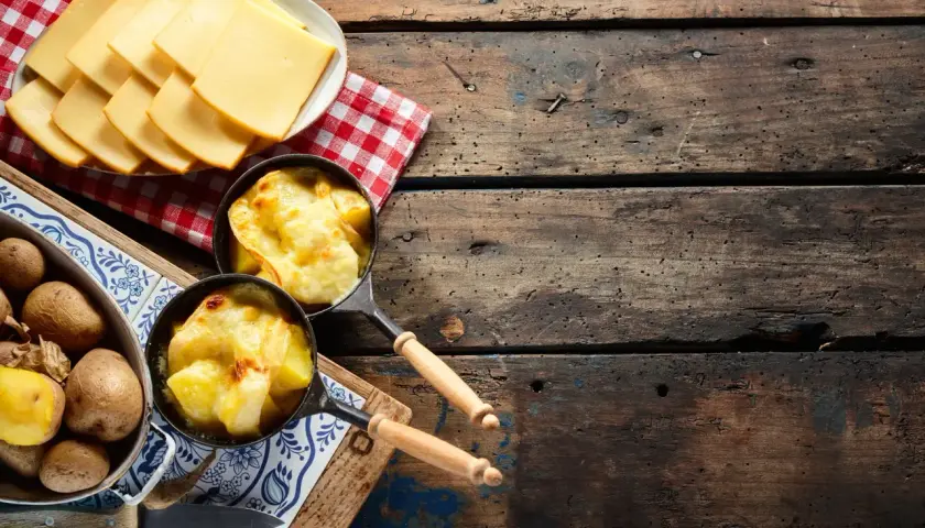 Raclette : pommes de terre et fromage fondu, des idées pour remplacer la charcuterie.