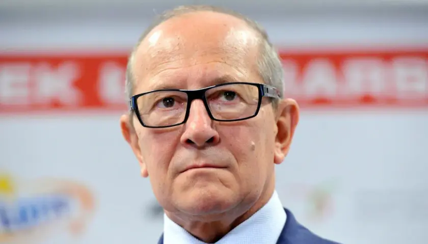 Mężczyzna w okularach, w garniturze i krawacie. Zastanawiamy się, ile lat ma Szaranowicz, patrząc na jego poważną twarz.
