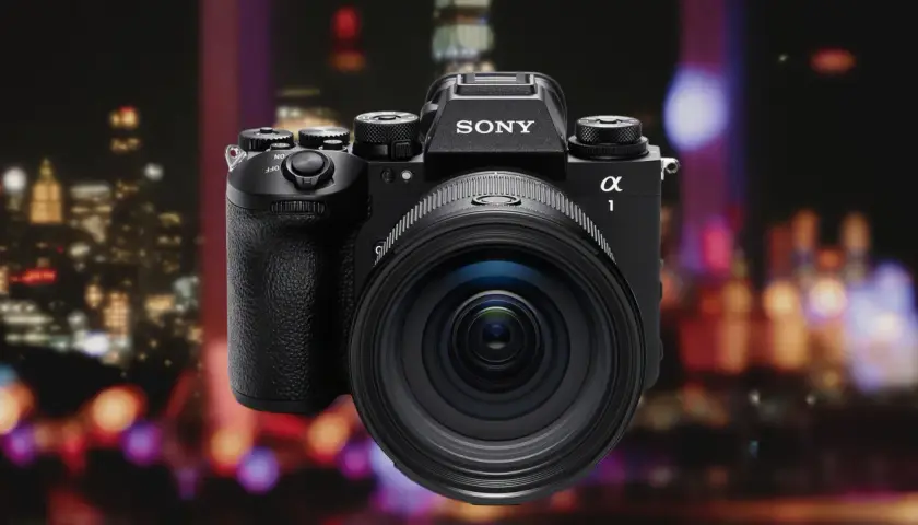 Profesjonalny aparat Sony A1 II z obiektywem na tle nocnego miasta.