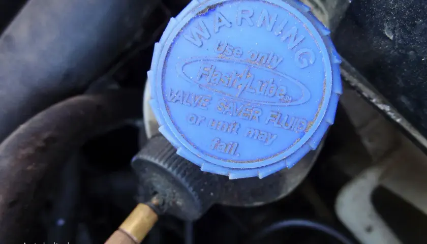 Niebieska nakrętka lubryfikatora LPG z napisem "Valve Saver Fluid". Dba o silnik zasilany gazem.