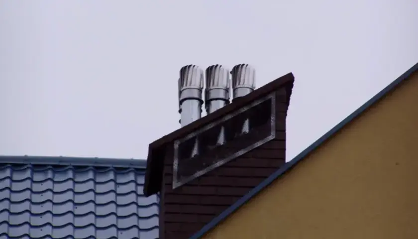 Trzy obrotowe nasady kominowe zapewniają prawidłowe zakończenie komina wentylacyjnego, chroniąc przed deszczem i wiatrem.