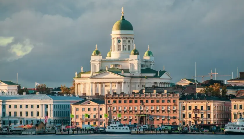 Katedra w Helsinkach, jeden z głównych punktów, które warto zobaczyć w stolicy Finlandii, góruje nad portem.