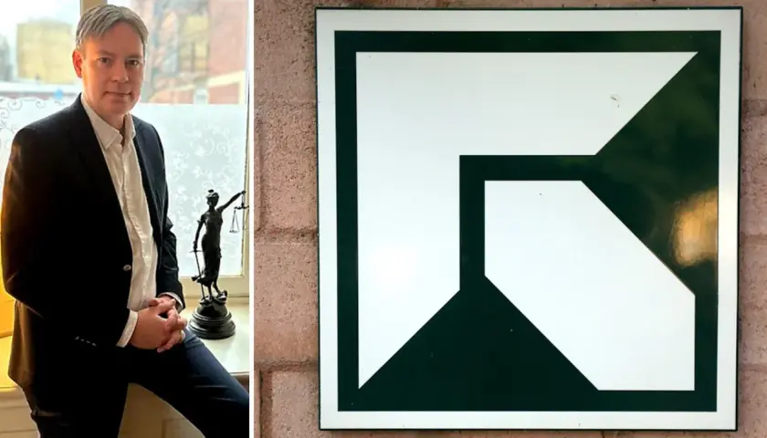 Man i kostym vid fönster med justitiastatyett. Bredvid, en skylt med grön och vit symbol. Kamp mot nekad sjukpenning vid utmattningssyndrom.