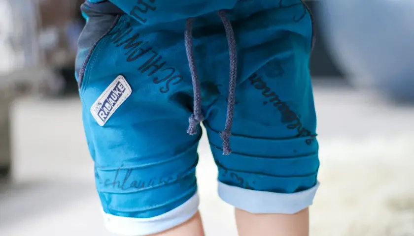 Kurze Hosen für Jungen: Bequem, robust & stylish der Eltern-Guide