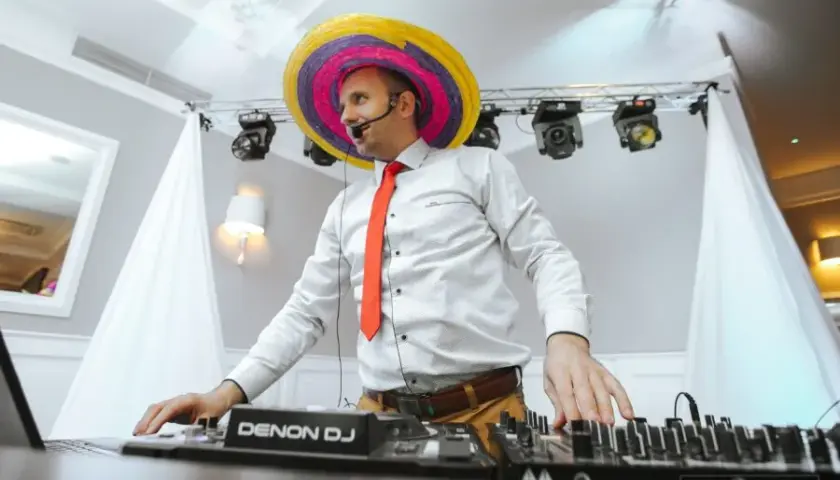 Ile kosztuje DJ na osiemnastkę? Ceny, pakiety i jak oszczędzić