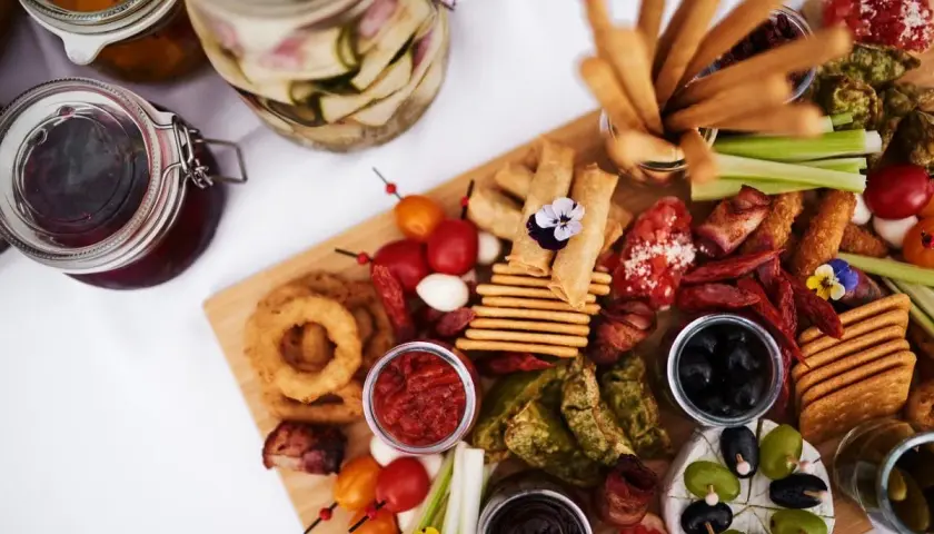 Przekąski do prosecco: Odkryj idealne połączenia i deski smaków!