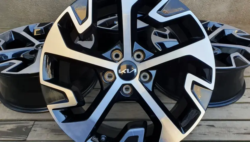 Felgi do Kia Sportage, idealne do wyboru rozmiaru opon. Nowoczesny design w czarno-srebrnym kolorze.