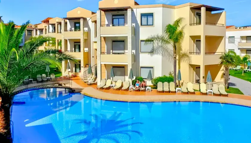 Basen i budynki hotelowe Creta Palm na Krecie.