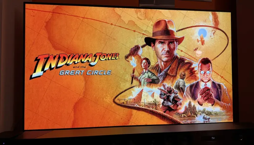 Indiana Jones and the Great Circle – gra, która spełni wymagania fanów przygód! Na ekranie tytuł gry z Indianą i jego towarzyszami.
