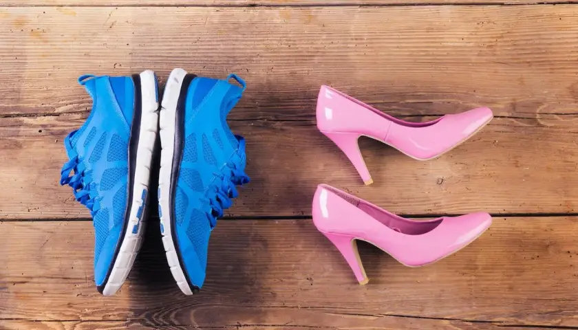 Baskets bleues et escarpins roses sur fond de bois. Comment mesurer la hauteur d'un talon ?