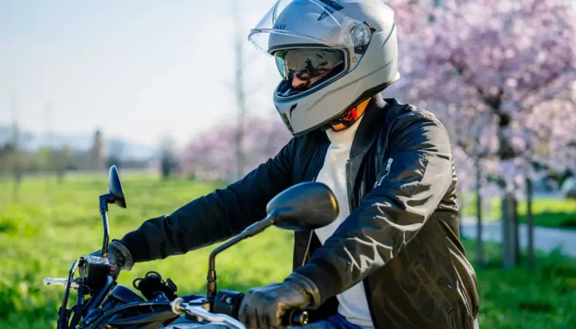 Motociclista con casco grigio, pronto per un giro. La scelta del giusto **misura casco moto** è fondamentale per la sicurezza.