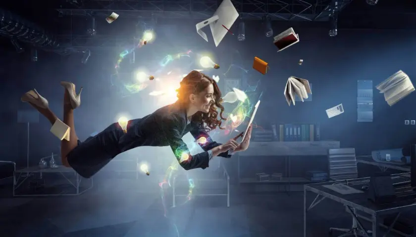 Mujer levitando en una oficina, rodeada de ideas brillantes y objetos flotantes. En pleno **flow state**, crea y trabaja con energía.