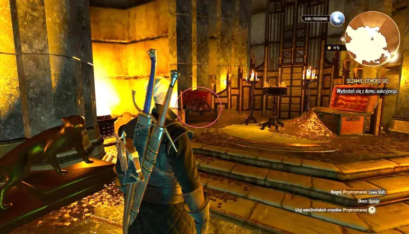 Geralt w rynsztunku szkoły żmii stoi w mrocznym pomieszczeniu, obok niego leży złoty kot. W tle widać skrzynię i świece.