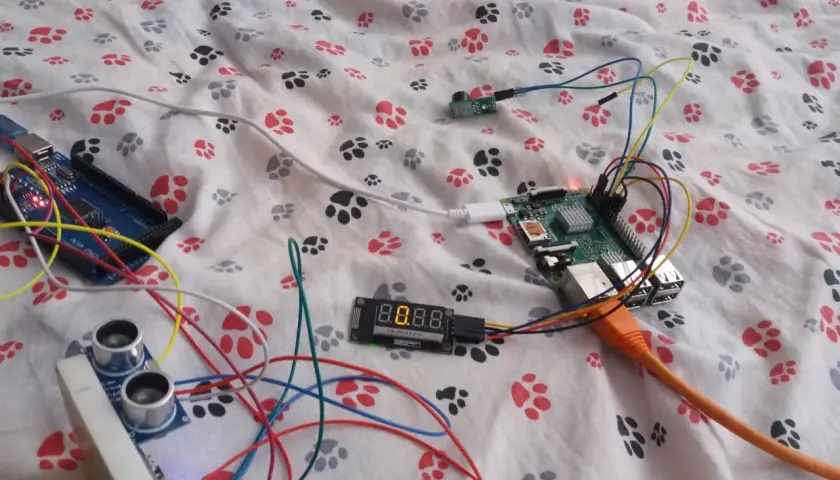Układ do testowania, jak sprawdzić czujnik parkowania 3 pin: Raspberry Pi, Arduino, czujnik ultradźwiękowy i wyświetlacz.