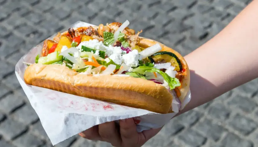 Pyszny kebab z kurczakiem w tortilli, pełen warzyw i sera. Zastanawiasz się, ile kalorii ma mały kebab z kurczakiem w tortilli?