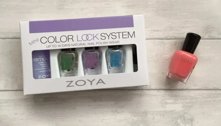 Zoya Color Lock System-kit med tre små flaskor och en separat korallfärgad Zoya nagellacksflaska.