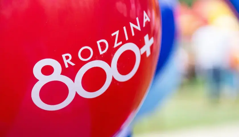 Czerwony balon z białym napisem "RODZINA 800+".