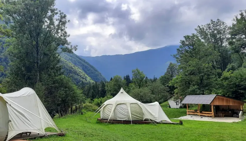 Idealne miejsce, gdzie pod namiot, w otoczeniu zielonych gór i lasów. Chwila relaksu w harmonii z naturą.
