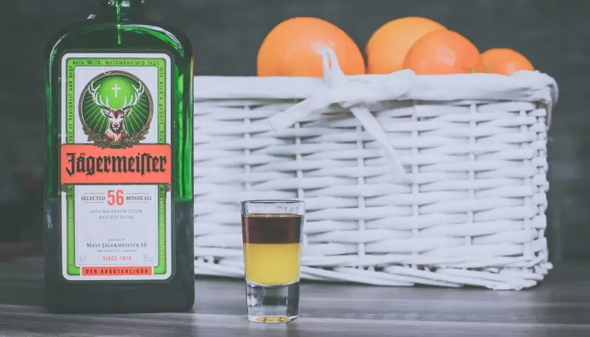 Butelka Jägermeister, kieliszek z warstwowym shotem i koszyk z pomarańczami. Idealny zestaw na wieczór z przyjaciółmi. #koktajltv